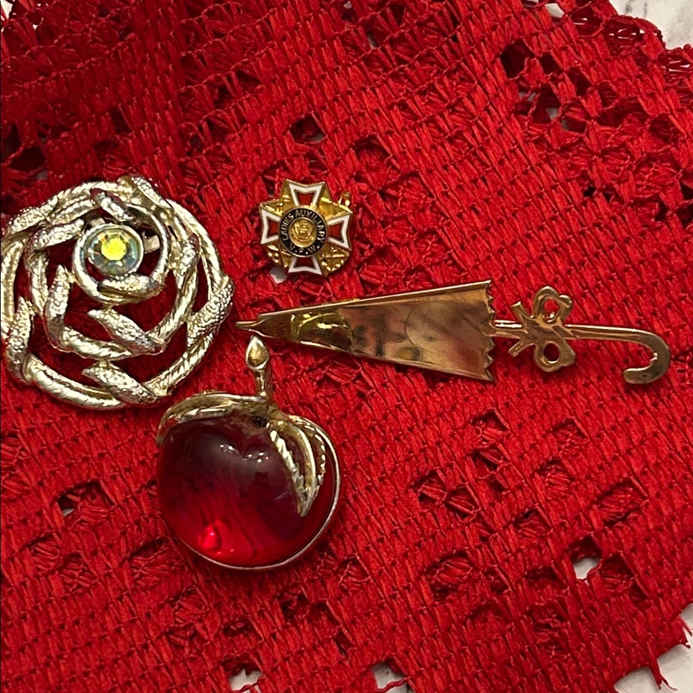 Vintage Set of 4 brooches